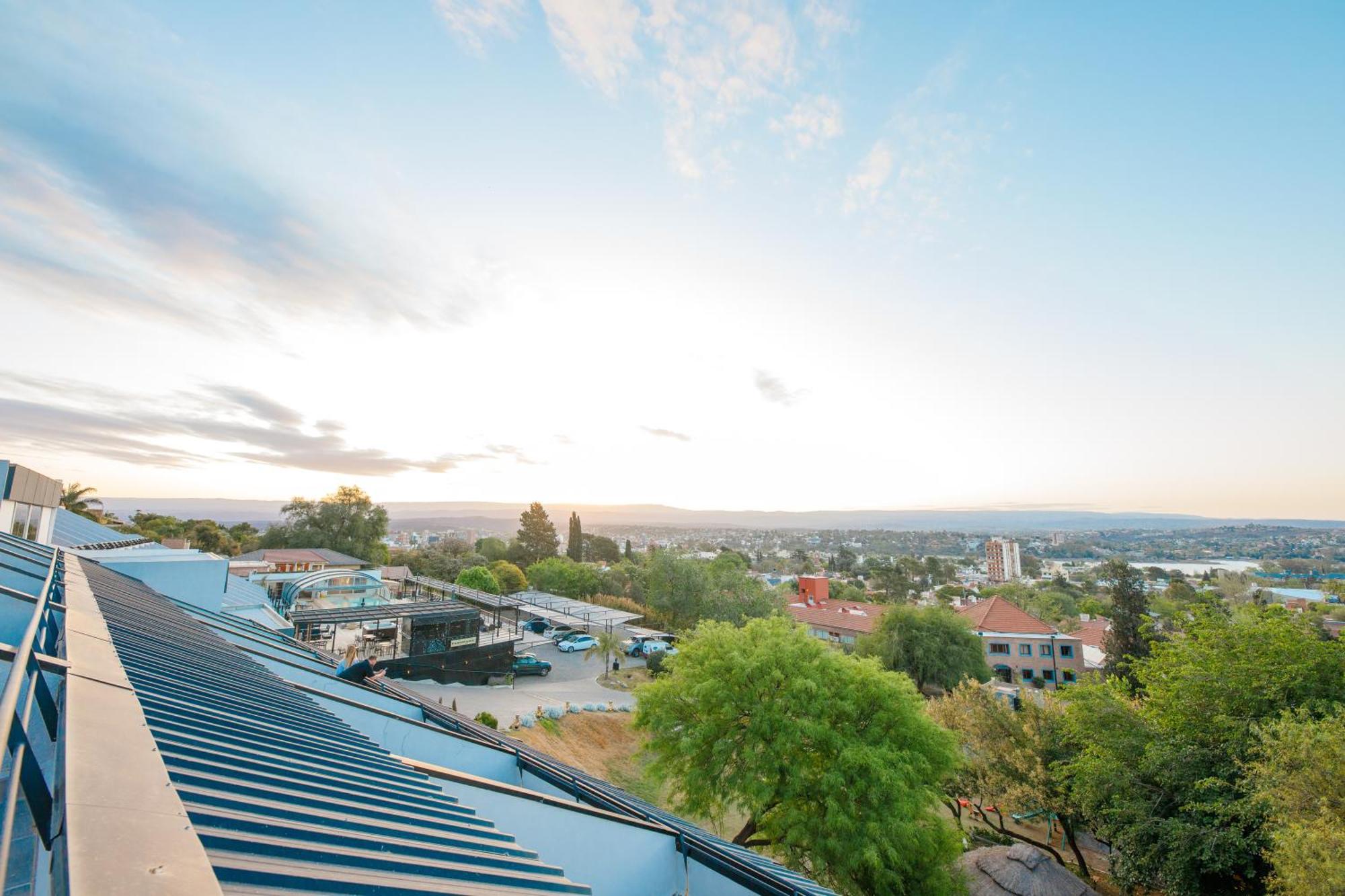 Pinares Panorama Suites, Spa & Convention Center ヴィラ・カルロス・パス エクステリア 写真